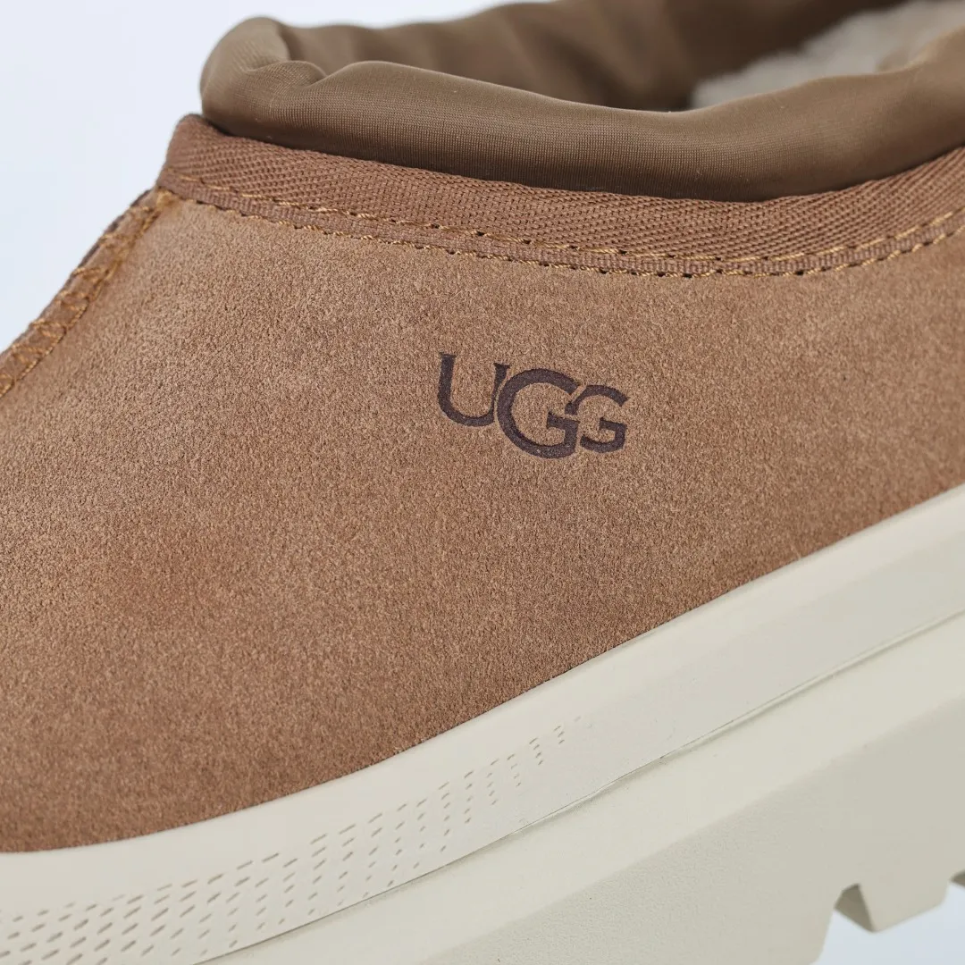 Pick up locally 💰620 Core recommendation Good price Cashmere insoles are a very suitable choice for keeping warm in winter and at home. In the new year, uug launched a series of styles, which are partial to the preferences of young consumers and have also moved to the forefront of fashion trends. Shoe body material Water-repellent coated suede upper 17mm UGGPURE™ implanted wool insole Lightweight non-slip comfortable rubber outsole With brand LOGO Trademark Comes with a full set of packaging Size: 35 36 37 38 39 40 41 42 43 44